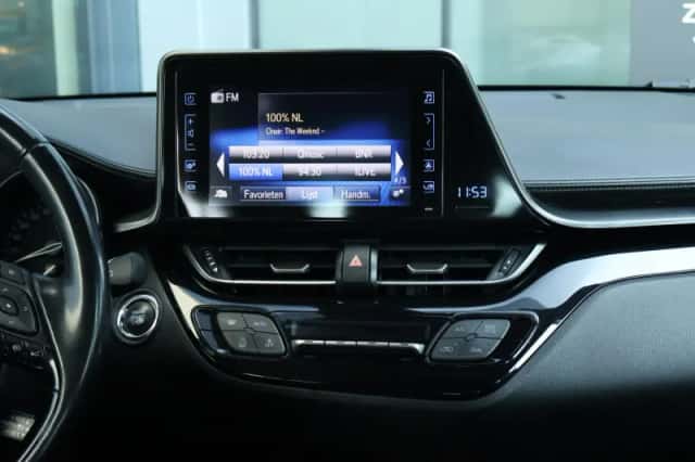 Toyota C-HR (2017) thumbnail 14