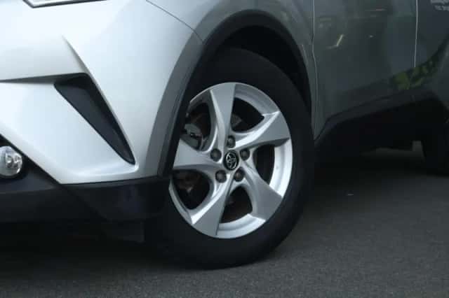Toyota C-HR (2017) thumbnail 5