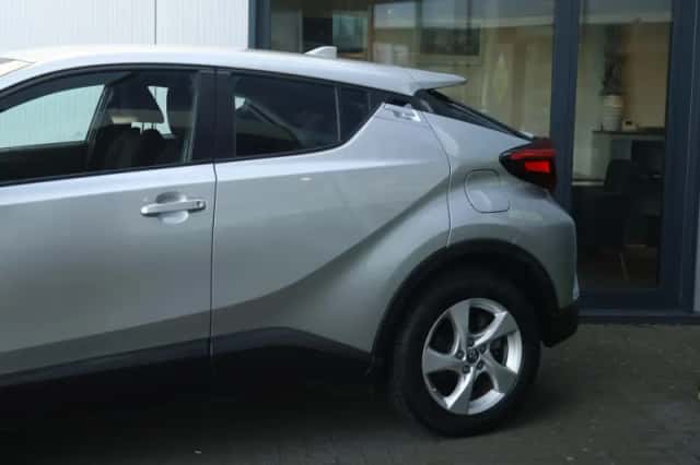 Toyota C-HR (2017) thumbnail 6