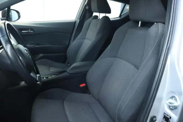 Toyota C-HR (2017) thumbnail 9