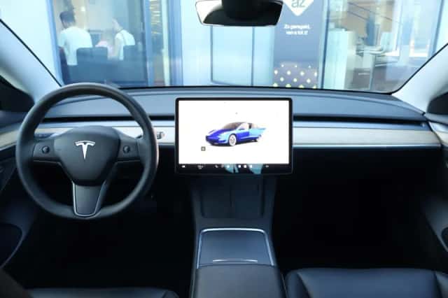 Tesla Model 3 (2022) thumbnail 10