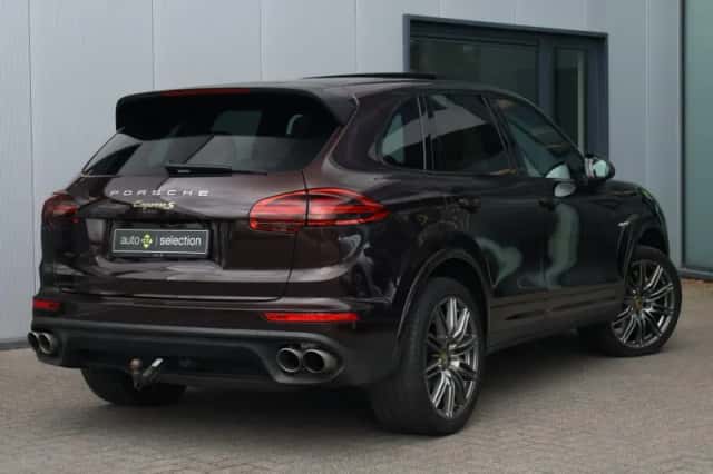 Porsche Cayenne (2017) thumbnail 2