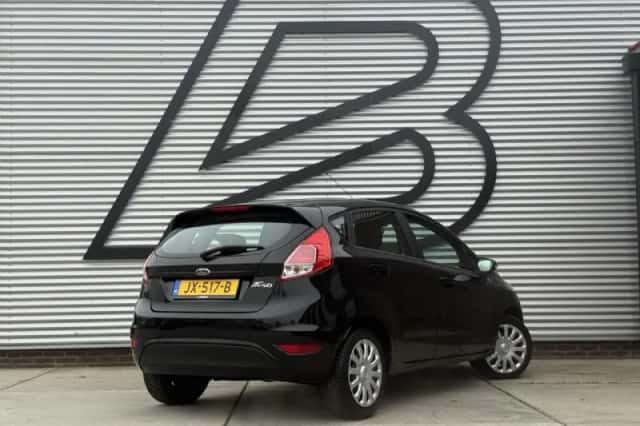 Ford Fiesta (2016) thumbnail 3