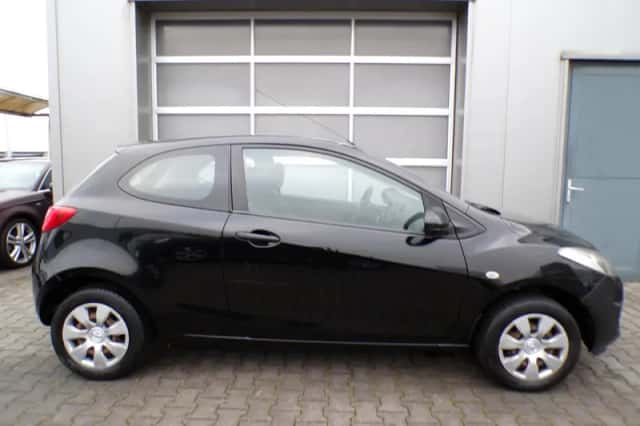 Mazda 2 (2011) thumbnail 2