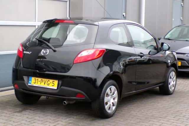 Mazda 2 (2011) thumbnail 3