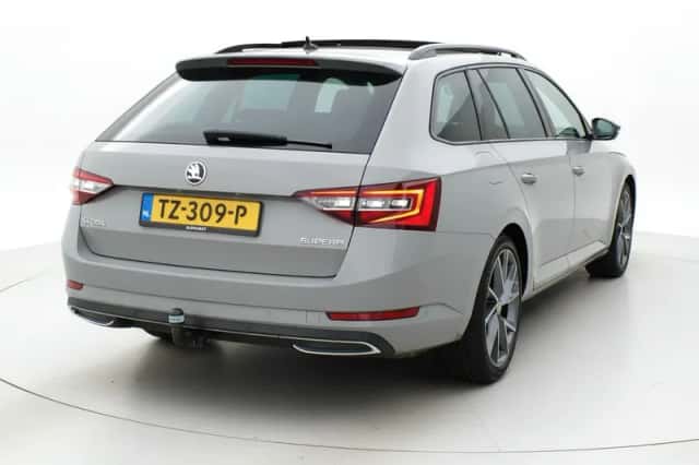Škoda Superb (2018) thumbnail 2