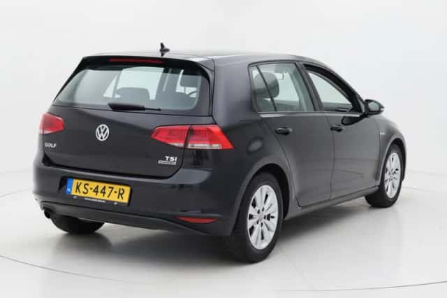 Volkswagen Golf (2016) thumbnail 3