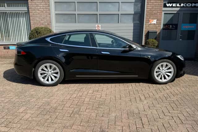 Tesla Model S (2017) thumbnail 2
