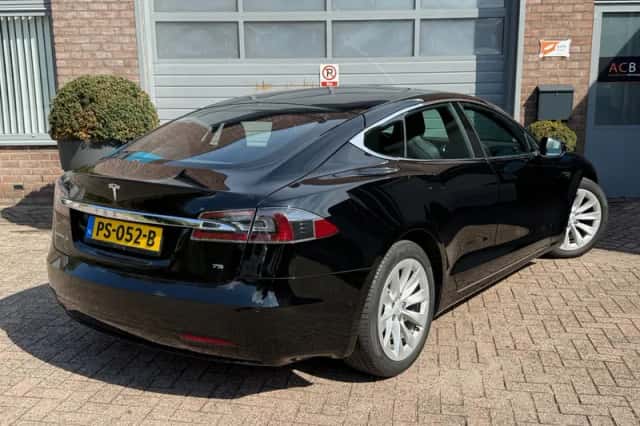 Tesla Model S (2017) thumbnail 3