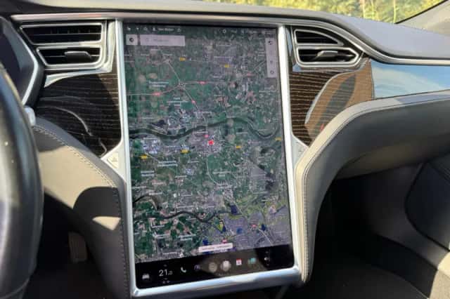 Tesla Model S (2017) thumbnail 6