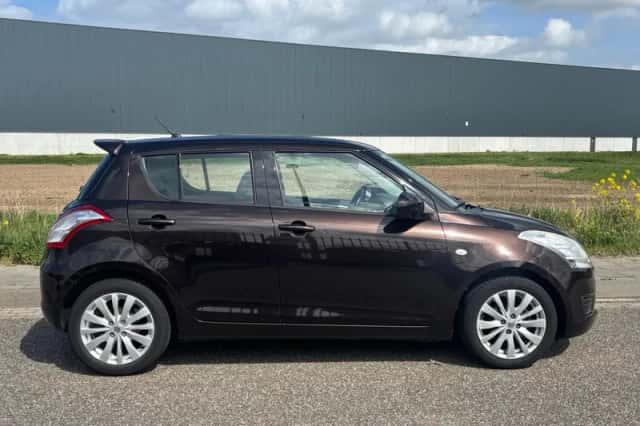 Suzuki Swift (2013) thumbnail 2