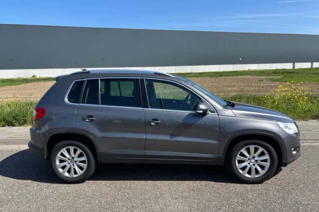 Volkswagen Tiguan (2011) thumbnail 2