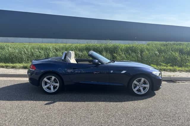 BMW Z4 (2011) thumbnail 2