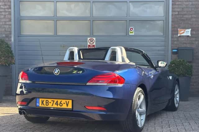 BMW Z4 (2011) thumbnail 3