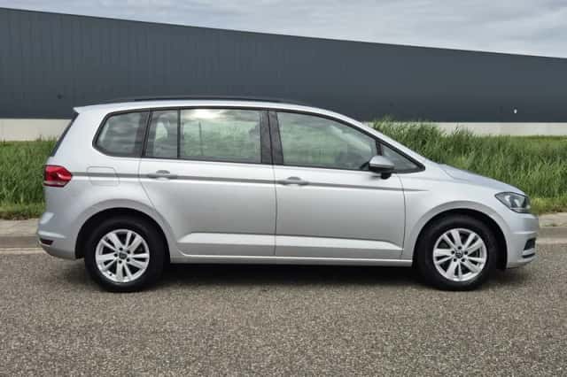 Volkswagen Touran (2021) thumbnail 2