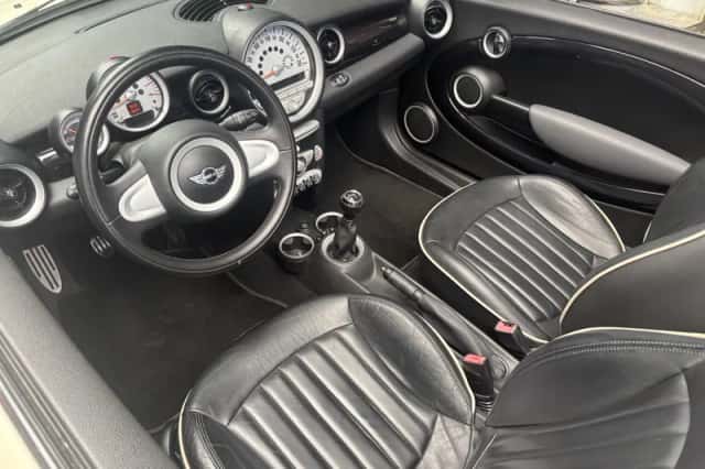 MINI Cabrio (2009) thumbnail 5