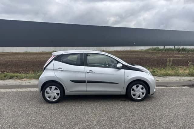 Toyota Aygo (2014) thumbnail 2