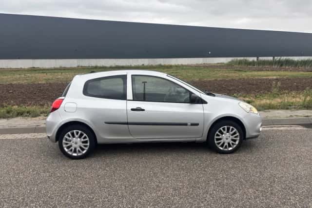 Renault Clio (2009) thumbnail 2