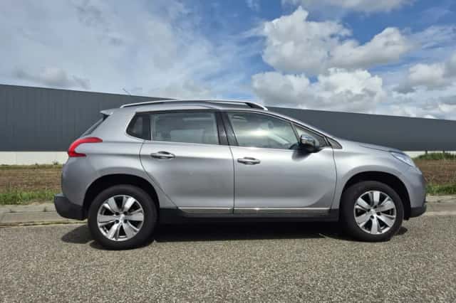 Peugeot 2008 (2015) thumbnail 2