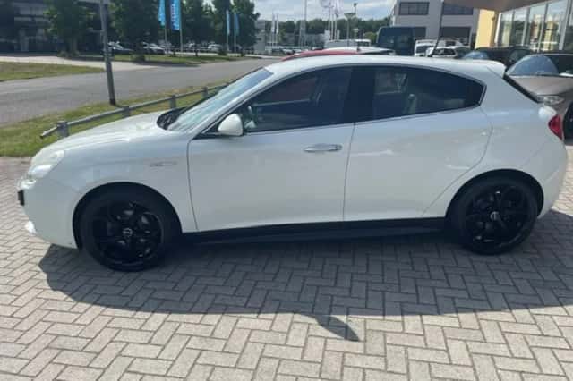 Alfa Romeo Giulietta (2010) thumbnail 2