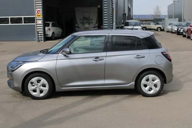 Suzuki Swift (2025) thumbnail 3