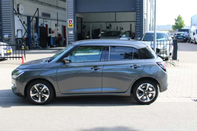 Suzuki Swift (2025) thumbnail 3