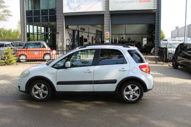 Suzuki SX4 (2010) thumbnail 2
