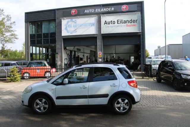 Suzuki SX4 (2010) thumbnail 3
