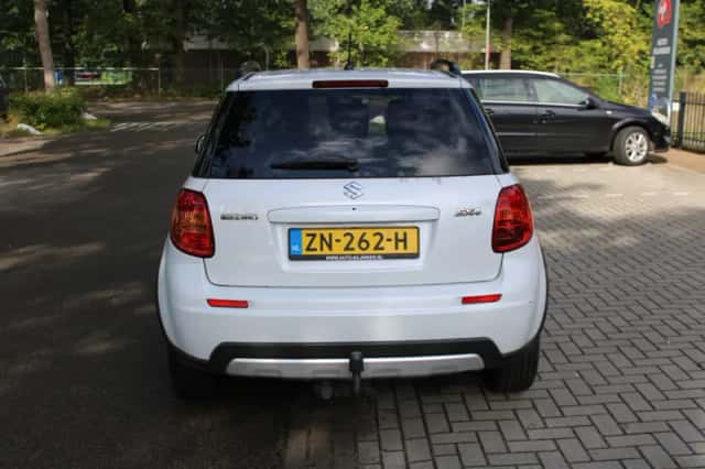 Suzuki SX4 (2010) thumbnail 4