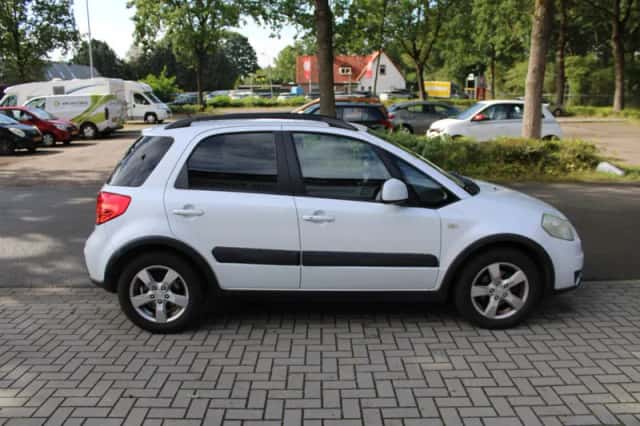 Suzuki SX4 (2010) thumbnail 5