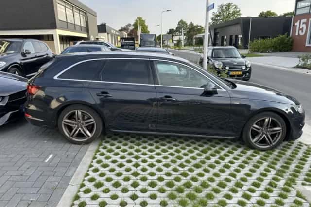 Audi A4 (2018) thumbnail 3