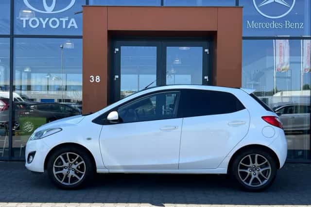 Mazda 2 (2012) thumbnail 2
