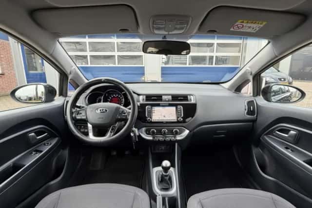 Kia Rio (2016) thumbnail 4