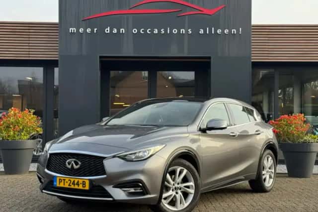 Infiniti Q30 (2016) thumbnail 1