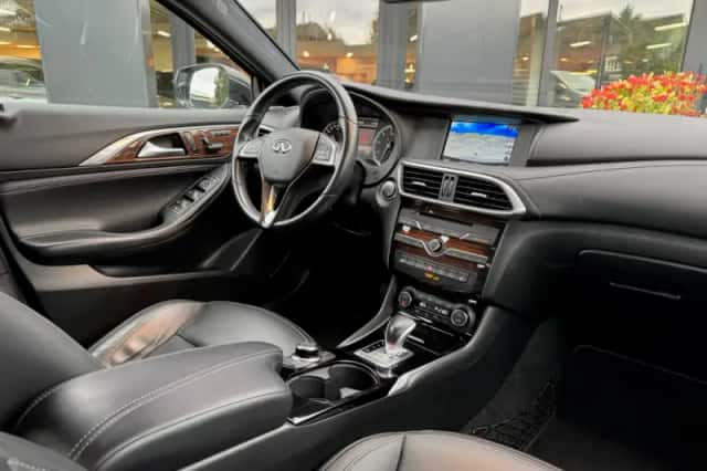 Infiniti Q30 (2016) thumbnail 2
