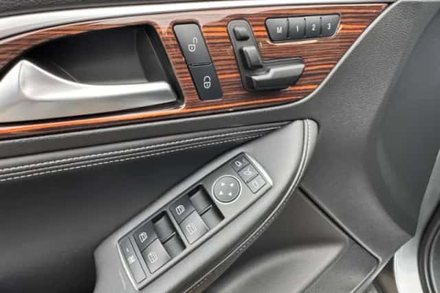 Infiniti Q30 (2016) thumbnail 13