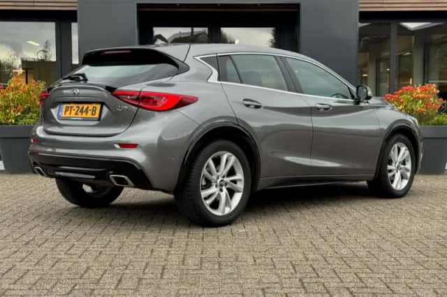 Infiniti Q30 (2016) thumbnail 3