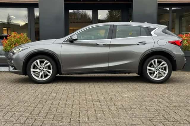 Infiniti Q30 (2016) thumbnail 5