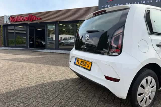 Volkswagen Up! (2017) thumbnail 6