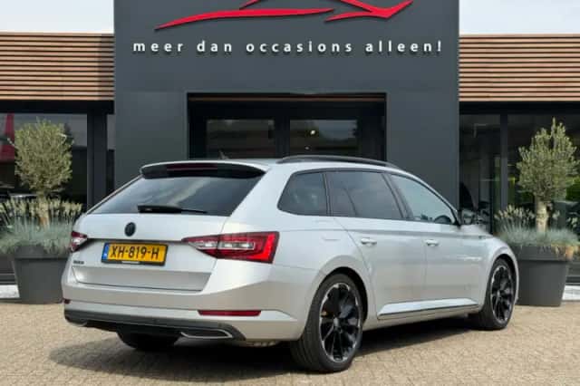 Škoda Superb (2019) thumbnail 4