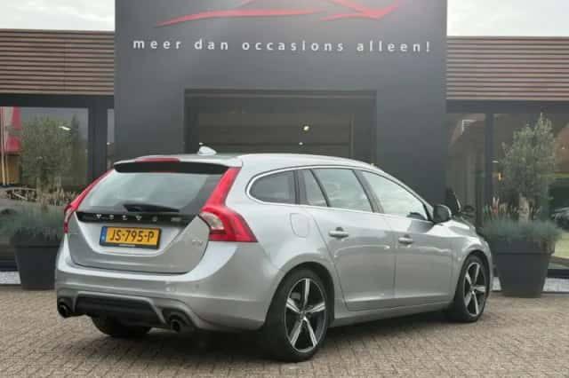 Volvo V60 (2016) thumbnail 3