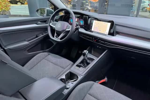 Volkswagen Golf (2023) thumbnail 2