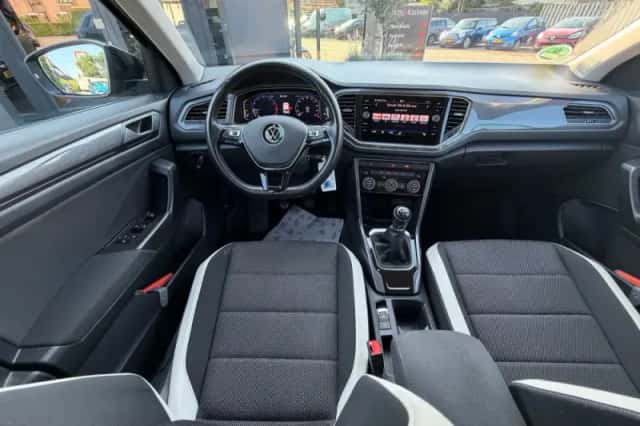 Volkswagen T-Roc (2021) thumbnail 2
