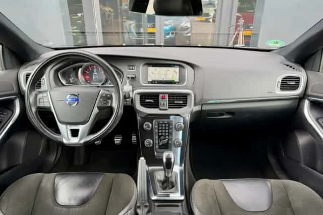 Volvo V40 (2016) thumbnail 2