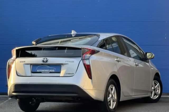 Toyota Prius (2016) thumbnail 3