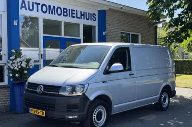 Volkswagen Transporter (2018) thumbnail 1