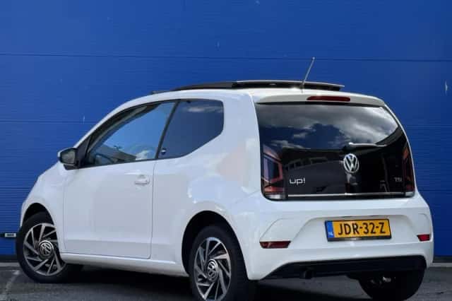 Volkswagen Up! (2017) thumbnail 4
