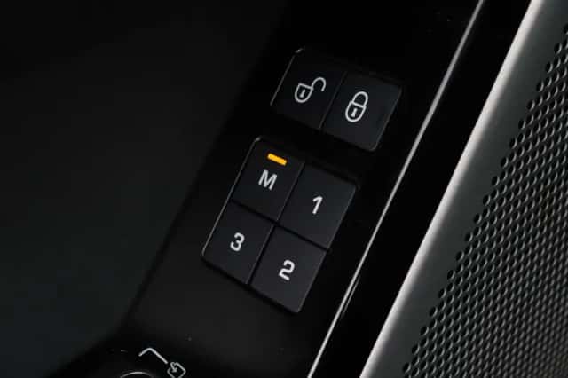 Land Rover Range Rover Velar (2020) thumbnail 17