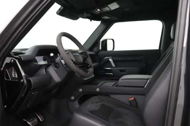 Land Rover Defender (2023) thumbnail 3
