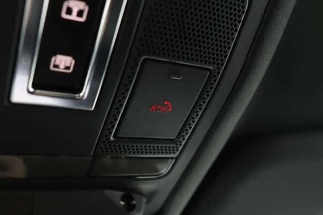 Land Rover Defender (2023) thumbnail 42